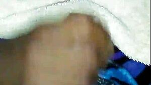 เพื่อนบ้านสาวโสเภณีหักหลังลูบควยเล็กฉันด้วยมือลับๆ