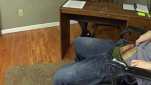 dypthroating for en jobb, fifi foxx kveles hardt. denne blonde bbw tar det slurvete under casting med sjefen.