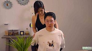 うわ、ニコラブがテーブルの下で親友の旦那のチンポをしゃぶる！😲