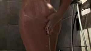 Büyük Göğüslü Tatlı Hatun Buharlı Duş Anının Keyfini Çıkarıyor