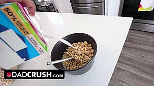 Wah, Mila Monet Berlutut Buat Kontol Ganteng!