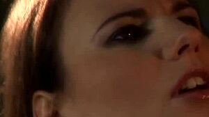 Claudia Rossi în uniformă primește penetrare dublă puternică 😈