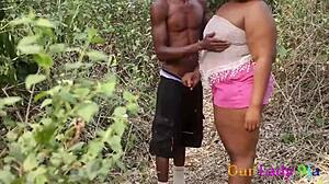 Fată de la țară cu fund ssbbw futută de paznic în tufiș