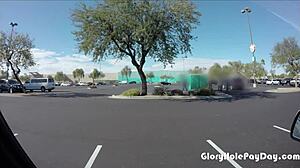 19 år gammel suger kuk for penger utenfor kjøpesenter 😜