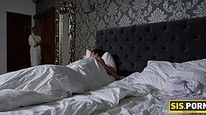 Блондинка 18+ девственка жадува дебелия кур на стъпбрата в реален минет