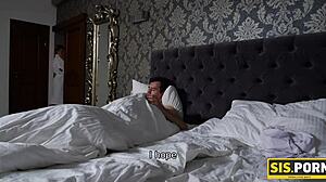 Szőke 18+ tini szűz ellentétezi az édes ártatlanságot a lépbáty vastag farkának vágásával valós szopás találkozóban.