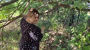 18-ročná bacuľatá stopárka v roztrhaných pančuchách prosila o môj penis, túžila po každej kvapke