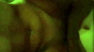 Muhteşem esmer bebek profesyonel gibi emiyor ve üstüne biniyor, lanet olsun! 🔥