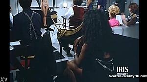 카르멘 로데루스가 섹시한 토플리스 분위기로 유혹해