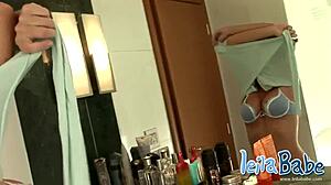 Cougar solo provoca com corpo curvilíneo nu do peito, apalpando