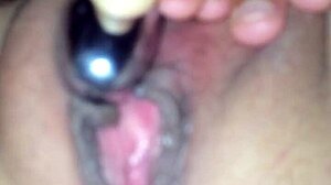 手指和拳头玩弄我老婆超湿的奶油小穴…然后我用嘴清理她的高潮，你懂的！