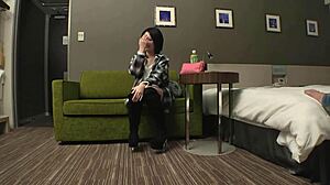 ワオ！日本人ベイブがアクションで巨大チンポを吸う！