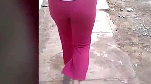 Atrapo a una MILF caliente de culo grande en la calle para sexo público y mamada intensa