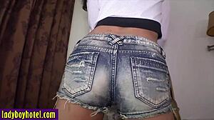 ליידיבוי חרמנית נותנת מציצה לפני סקס אנאלי עמוק עם לקוח