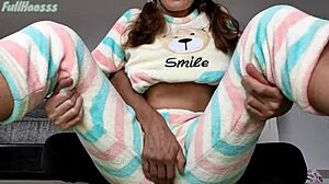 ステップダッドが言う、「パジャマ姿の小さな18+の胸と剃毛したマンコをいじらせて」