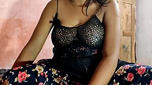 Bahan ne stepbrother ko apni presence mein masturbate karte pakad liya