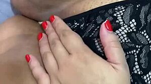 Madrastra BBW latina muestra coño carnoso a fans en crudo