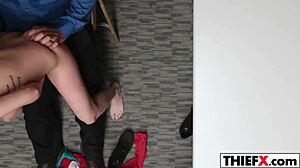 Ladrão fofo leva castigo de pauzão 😈