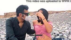 बीच पर पेरूवियन ने पेटाइट वेनेजुएलन को स्पॉट किया और अपने अपार्टमेंट में ले गया