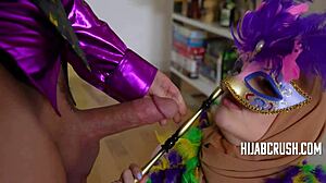 Эй, арабская подружка Виолет Джемс светит прелестями на Марди Гра!