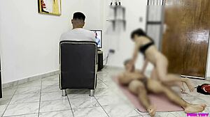 Jurulatih Yoga Sentuh Sneaky Pada Pengantin Berkahwin Yang Tak Sedar