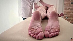 Dreadlocks Jane får massage kildre behandling