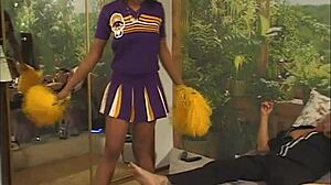 Remaja cheerleader ebony naik keras misi cumshot wajah