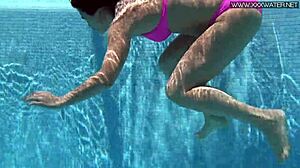 Jessica Lincoln享受泳池裸体