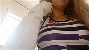 MILF mostra tetas grandes e convidativas para colegas