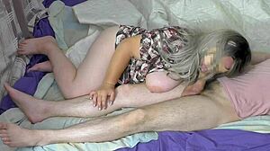 Große Milf bietet geilen Blowjob und Anal-Sex-Vergnügen.