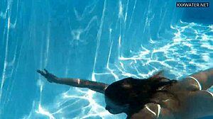 Bonnie, den sexiga petite brunetten porrstjärnan, ser grym ut i duschen, så het! 🔥