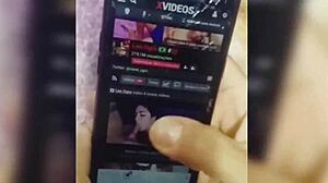 ¡Mira a esta perra tatuada llenarle el coño apretado de semen!