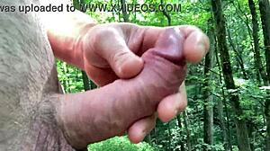 गर्मियों की गर्मी और एक्साइटमेंट आउटडोर्स महसूस कर रही