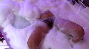 58 éves gyönyörű érett nő kilép a jakuzziból