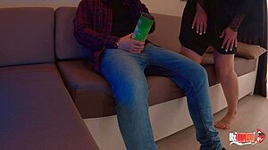 Engañando a hermanastra con lata de Pringles llevó a garganta profunda en polla monstruosa. ¡Fue una broma salvaje que se puso hardcore!