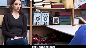 Ladra Magra Morena Fodida pelo Policial Tali Dova na Loja