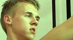 Bu sarışın twink onu nasıl fışkırtıyor