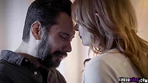 彼氏が赤毛彼女を説得、寂しいパパをディープスロートで誘惑。彼女は熱心に舐め指マンでワイルド噴射！