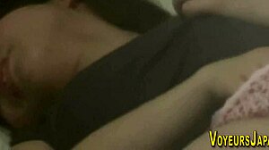 ソロの日本人ベイブ、野外で覗きに捕まるプレイ