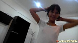 Flaca Pinay MILF deja que extranjero le haga creampie en el coño