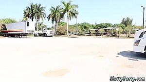 彼女のきついマンコを指マンしながら友達が見てる