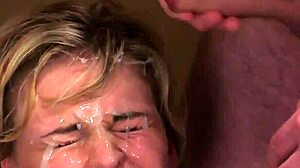 Развратная красотка глотает каждую каплю спермы на лице