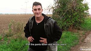 欧洲嫩弟在公共场合为钱吸大鸡巴