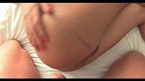 レディボーイ・リダが脈打つチンポをハードコア・アジアン・Tガールアクションで取る