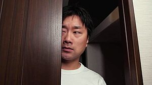 Güzel Anne Yuri Tadokoro Yoğun Am Yalamada Sıvı Püskürtüyor