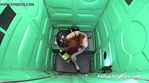 Pelirroja cachonda chupando polla en parque público