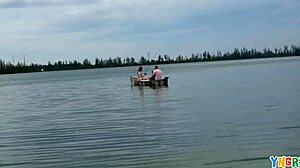 ワオ、この赤毛の18歳ティーン・アンバー・アディス、ボート上でアウトドアでドリルされる！😍