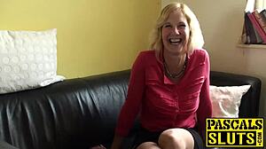 Geile Britse rijpe Molly masturbeert met Hitachi wand