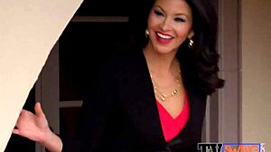 Párok csábítanak és játszanak a medencében, mielőtt swingerkednek ma este