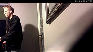 Подглядываю за действием с огромным членом в глорихоле на скрытом домашнем видео